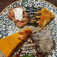 Postres variados, pastel de zanahoria, pastel de fresa, de chocolate y de manzana sin gluten at La Lluna in Valencia