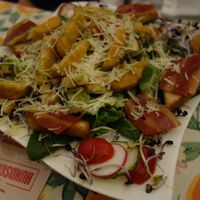 123 Vegan Cesar Sald (mixed salad, baby spinach, rocket leaves, mache, grilled vegan chicken fillet chunks, crispy vegan bacon, garlic croutons, cherry tomatoes, cucumber, etc.) at Flammerie Alt-Saarbrücken in Saarbrucken