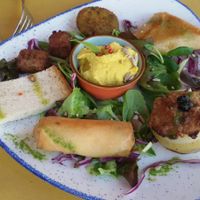 Starter plate (with a bit of everything: humus, stuffed onion, quinoa ball...) at Fiumefreddo Bio in Venice