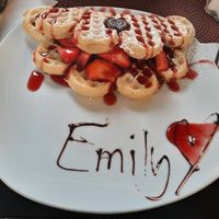 Vegane Waffel mit Erdbeeren und Erdbeersoße at Wonder Waffel in Furth