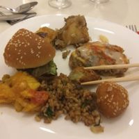 hamburguesa, patatas al curry, croquetas, pakoras, arroz at Loving Hut in Valencia