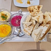 Pita bread with hummus at La Tastaolletes in Valencia