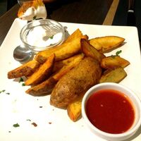 potatoes with vegan mayo and homemade ketchup at La Tastaolletes in Valencia