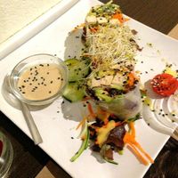 veggie rolls with tofu and peanut sauce at La Tastaolletes in Valencia