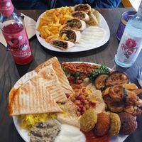 Gemischter Teller und hinten ShaVarma Wrap Teller at Bodhi in Mannheim