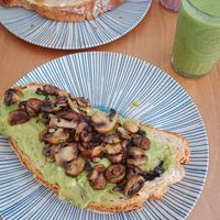 Tosta de aguacate con champis y Tosta de hummus con pimientos asados. Zumos: Popeye y Strawberry. at Lille Brunch & Lunch in Tenerife