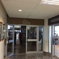 Entry at hjá höllu in Grindavik