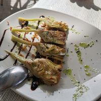 Alcachofas con hummus at Séptimo Arte in Conil De La Frontera