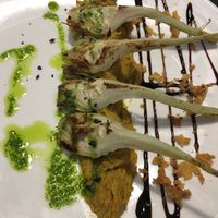 Tapa de alcachofa sobre hummus at Séptimo Arte in Conil De La Frontera