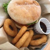 Hamburguesa y aros de cebolla at beGreen in Valencia