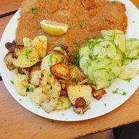 Klassiker: Schitzel Wiener Art mit Bratkartoffeln und Gurkensalat at Gasthof Falkenhorst in Burig