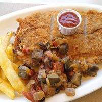 Cachopo vegano de seitán con queso vegano y tomate. Guarnición de patatas fritas y verduras asadas. at La Cachopería in Aviles