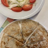 Ensalada normal y quesadilla vegana  at La Cachopería in Aviles