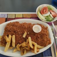 Cachopo de seitán relleno de queso manchego, cebolla caramelizada y pimiento en tiras. Acompañado de patatas fritas, ensalada normal y salsa ranchera. Rebozado de panko at La Cachopería in Aviles