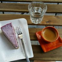 Espresso mit lecker Rohkost Kuchen at Schadzi Cafe in Linz
