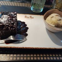 Schokoladenkuchen mit veganem Vanilleeis at Peter Pane in Leipzig