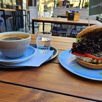 Coffee & Caprese-Bagel at Vrohstoff in Wurzburg