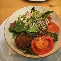 Quinoasesambällchen mit Gemüse und Safranreis at Vrohstoff in Wurzburg