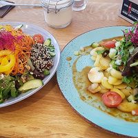 Links: Wildkräutersalat mit Quinoa-Sesam Bällchen
Rechts: Avocado auf Bratkartoffeln
Beides super lecker at Vrohstoff in Wurzburg