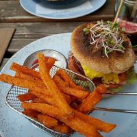 Quinoaburger mit Süßkartoffelpommes at Vrohstoff in Wurzburg