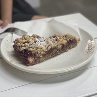 Der Kirsch Crumble  at Roseli Cafe Bar in Frankfurt