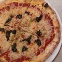 Una pizza alcanza para dos personas, el queso que usan es Daiya, está delicioso!  at Flour & Barley in Las Vegas