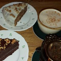 Vegan chocoladetaart en carrot cake met thee en chai at Blackbird in Bruges