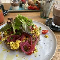 Toast ‘roerei’ with scrambled tofu at Blackbird in Bruges