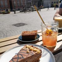 Chocolatemousse cake, banana bread and biozisch at Blackbird in Bruges