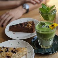 Iced tea + iced matcha latte +  gâteau spéculos et chocolat + gâteau frangipane at Blackbird in Bruges