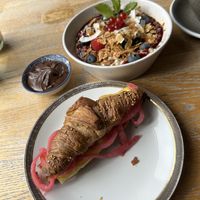 Croissant hamm & cheeze with pickled onion 6,90€
Peanutbutter & Jelly Oats 13,50€
Chocolate paste 1€
  at Blackbird in Bruges
