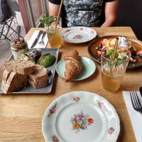 Plant Power Breakfast with hummus, jam, avocado, whole wheat bread, dark chocolate, Cherry Tomatoes and yoghurt with crunchy granola + American pancakes with fresh fruit, maple syr at Blackbird in Bruges