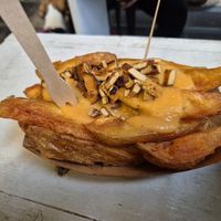 Vegan bacon&cheese potatoes at Cookoomela Grill in Athens