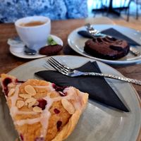 Caje and ciffee at De Republiek in Bruges