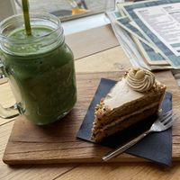 Fit green smoothie and hazelnut cream pie at CoffeeLab in Den Bosch