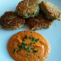 Buchweizen Bratlinge mit einer leckeren Sauce. Dazu gab's einen kleinen gemischten Salat. at Schmeckerling in Munich