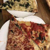 3 de las 4 pizzas veganas que tienen at NY Pizza Suprema in New York City