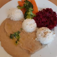 Houlous, beetroot, rice and vegetables at BeMakroBio in Prague
