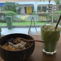Smoothie bowl and matcha latte with oat milk (ask for the matcha latte without honey sweetener or tell them that you’re vegan when ordering!) #Veganuary at The Social Space - Chinatown in Central Singapore