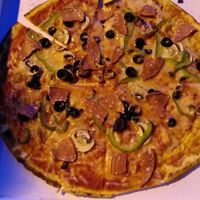 Vegan pizza with vegan salami and vegan cheese at La Cobija in Chiclana De La Frontera