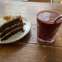 Carrot cake (very sweet and not enough carrot) and Purple rain smoothie (nice, but strong apple juice taste)  at BACKYARD in Rotterdam