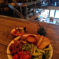 Workspot with green smoothie and Asian bowl with side salad at BACKYARD in Rotterdam