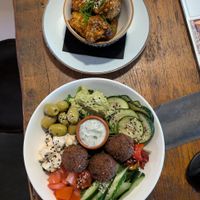 Falafel bowl (bottom), cauliflower wings (top) at BACKYARD in Rotterdam