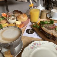 Links das vegane Frühstück „Der vegane Opi“ & rechts die leckeren Stullen   at OmaRosa in Dortmund