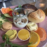Das Frühstück, Brot kann nachbestellt werden (inklusiv).   at OmaRosa in Dortmund