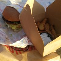 Burger mit Pommes at Illegal Burger in Oslo