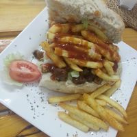 HALF of the Vegetarian Gatsby - all vegan !

... the "meat" is Fry's Chunky Strips
(fried in locally-sourced organic garlic oil) at Fat Cats Kitchen in Riebeek Kastreel