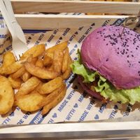 Il cherry bomb, il mio preferito in assoluto, con patate speziate immancabili! at Flower Burger in Bergamo