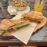 sandwich de tofu, zumo y papas fritas. 13 euros at Raiz in Sintra