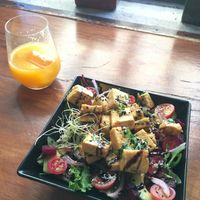 Tofu quinoa salad & fresh juice at Raiz in Sintra